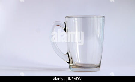 Nettoyer le verre transparent vide sur fond blanc Banque D'Images