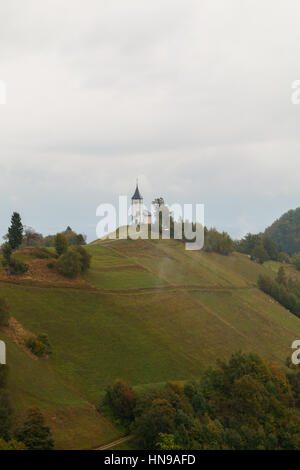 Jamnik église sur une colline à l'automne au coucher du soleil en Slovénie, Europe Banque D'Images