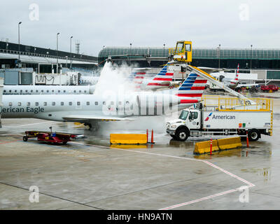 Le dégivrage d'un avion de transport régional à l'aéroport international O'Hare. Chicago, Illinois. Banque D'Images