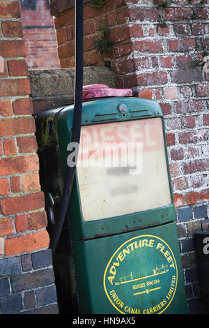 Ancienne pompe à gazole sur le Grand Union canal. Le Northamptonshire, Angleterre Banque D'Images