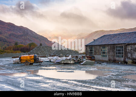 Lake Road Quarry avec Lingmoor le Langdale Pikes et au-delà. Parc National de Lake District, Cumbria, Angleterre. Banque D'Images