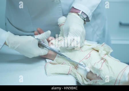 Médecin part enlever le bandage après chirurgie de déplacement de ...