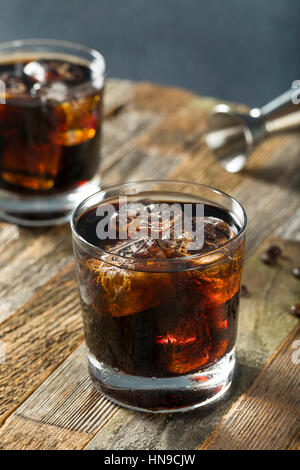 Boissons Boozy Black Russian Cocktail avec de la vodka et la liqueur de café Banque D'Images