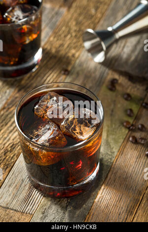 Boissons Boozy Black Russian Cocktail avec de la vodka et la liqueur de café Banque D'Images