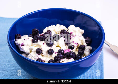 L'alimentation saine : cottage cheese avec les bleuets congelés Banque D'Images