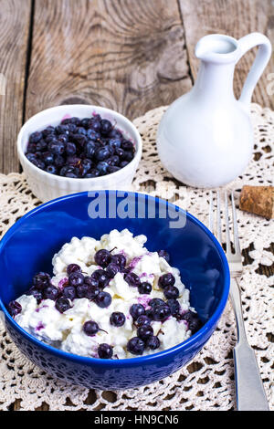 L'alimentation saine : cottage cheese avec les bleuets congelés Banque D'Images