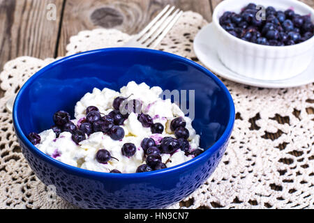 L'alimentation saine : cottage cheese avec les bleuets congelés Banque D'Images