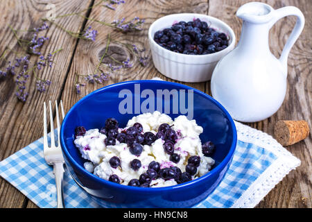 L'alimentation saine : cottage cheese avec les bleuets congelés Banque D'Images