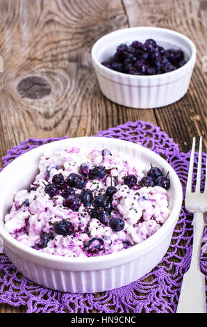 L'alimentation saine : cottage cheese avec les bleuets congelés Banque D'Images