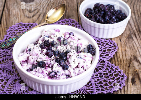 L'alimentation saine : cottage cheese avec les bleuets congelés Banque D'Images