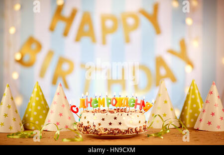 Joyeux anniversaire gâteau avec bougies lettres de Russie sur le backgrou Banque D'Images