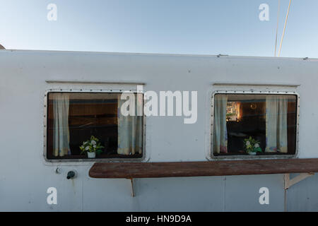 Deux fenêtres d'un voile de fleurs, près de la communauté de port de Kiel Strande, mer Baltique, Schleswig Holstein, Allemagne Banque D'Images