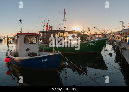 Le petit port de pêche de la communauté Strande avec ses bateaux de pêche, mer Baltique, Schleswig Holstein, Allemagne Banque D'Images