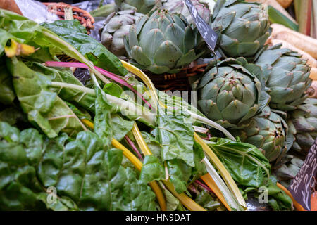 Greens sur vente-Calle et artichauts, Borough Market, London Banque D'Images