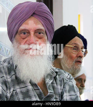 Un Sikh indien âgé avec une longue barbe blanche portant un turban avec le trouble de la peau du vitiligo lors d'un mariage sikh en Malaisie Banque D'Images