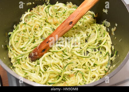 Renforts spiralés organiques courgette dans un bol Banque D'Images