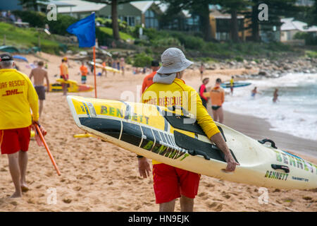 Les bénévoles de surf sur la plage d'Avalon,Sydney, Australie Banque D'Images