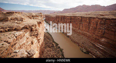 Vue du pont Navajo, en regardant le fleuve Colorado en Arizona Banque D'Images