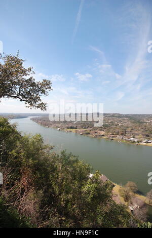 Un regard sur le fleuve Colorado à Austin à partir du haut de la promenade Banque D'Images