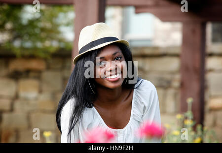  Preview Enregistrer Télécharger Portrait of happy smiling woman afro-américain Banque D'Images