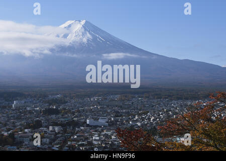 Le Mont Fuji et la ville de Fuji-Yoshida Arakura Sanctuaire Sengen, préfecture de Yamanashi, Japon Banque D'Images