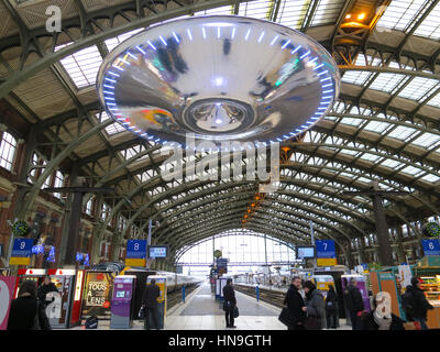 Ross Lovegrove 'OVNI' installation à la gare de Lille Flandres, France, dans le cadre de lille3000 fantastique, hiver 2012. Banque D'Images