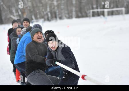 Orenbourg, Russia-January 26, 2017 Année : Les étudiants participent aux compétitions dans la lutte à la corde dans les jeux d'hiver, dédié à jour les étudiants Banque D'Images