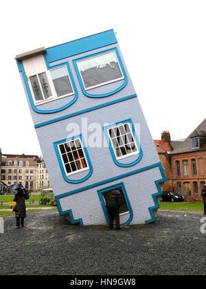 "Tombée du Ciel" à l'envers maison construite par l'artiste français Jean-François Fourtou, à Lille, France. Partie de lille3000 fantastique en 2012 Banque D'Images