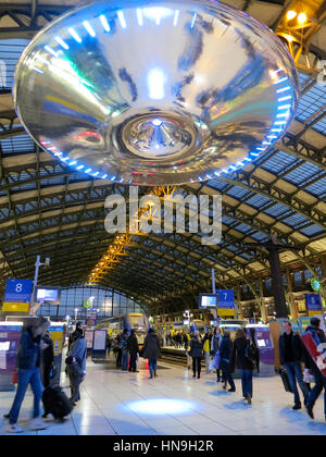Ross Lovegrove 'OVNI' installation à la gare de Lille Flandres, France, dans le cadre de lille3000 fantastique, hiver 2012. Banque D'Images