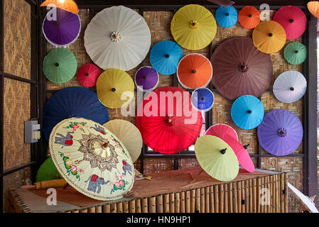 Parapluie thaïlandais peint en couleur dans un centre d'art et de culture thaïlandais mettant en valeur l'industrie et le savoir-faire thaïlandais, Asie du Sud-est Banque D'Images