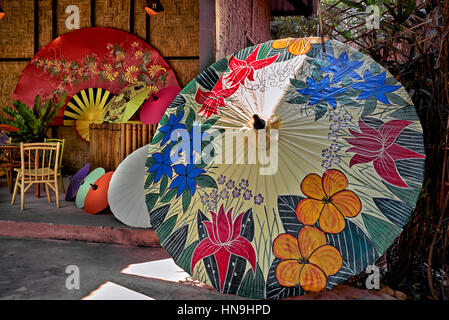 Parapluie thaïlandais peint en couleur dans un centre d'art et de culture thaïlandais mettant en valeur l'industrie et le savoir-faire thaïlandais, Asie du Sud-est Banque D'Images