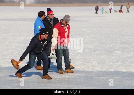 Les hommes jouer au curling sur le lac gelé de Seekirchen Wallersee. Salzburger Land, l'Autriche, l'Europe. Banque D'Images