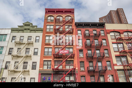 Les immeubles à appartements dans le quartier chinois, la ville de New York Banque D'Images