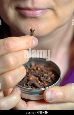 Femme de mâcher de girofle séchés spice pour l'haleine fraîche Banque D'Images