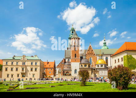 Cracovie, Pologne - 08 juin 2016 : Beaucoup de touristes qui visitent le complexe historique célèbre de la cathédrale et le Château Royal de Wawel à Cracovie, Pologne - 08 juin, 2 Banque D'Images