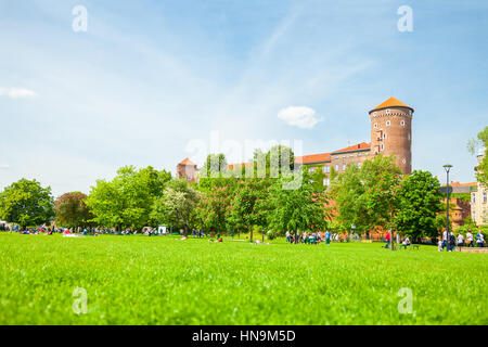 Cracovie, Pologne - 08 juin 2016 : près de complexe historique de Château Royal de Wawel avec bien vu Sandomierska tower sur l'arrière-plan dans Kr Banque D'Images