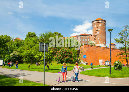 Cracovie, Pologne - 08 juin 2016 : les touristes de prendre une marche près de complexe historique de Château Royal de Wawel avec bien vu Sandomierska tower sur le backgrou Banque D'Images