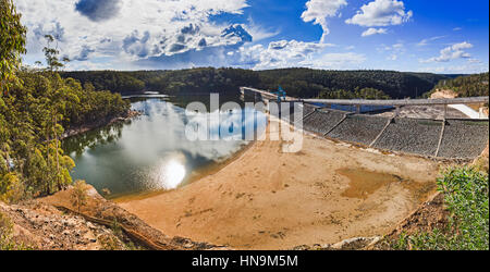 Panorama de Warragamba barrage hydroélectrique sur la rivière Nepean à Sydney. Une partie de l'infrastructure durable et responsable de fournir d'énormes ville d'Australie Banque D'Images