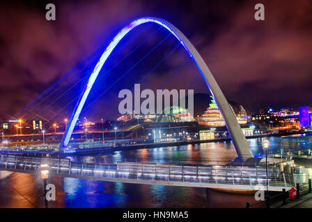 Le Millennium Bridge at night, Newcastle Gateshead, Royaume-Uni Banque D'Images