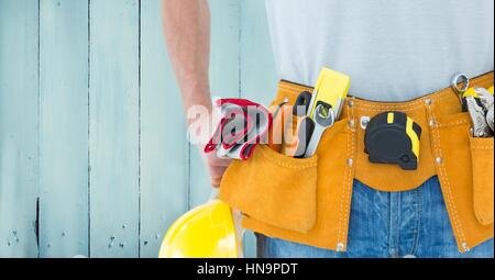 Digital composite de Carpenter contre panneau bleu Banque D'Images