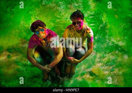 Portrait de jeunes hommes indiens assis, couvert de poudre de couleur lors du festival couleur holi Banque D'Images