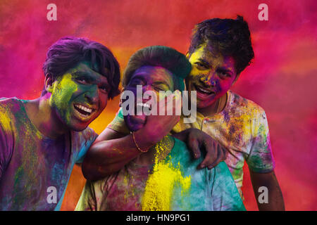 Portrait of Indian Men playing holi Banque D'Images