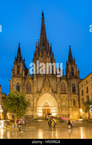 La Cathédrale de Barcelone de nuit et sous la pluie, en Catalogne, Espagne. Banque D'Images