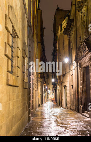 Ruelles au crépuscule dans le quartier gothique de Barcelone, en Espagne. Banque D'Images