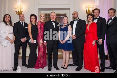 Le Prince de Galles pose pour une photo avec des invités y compris Alexander Armstrong (à droite), Helen McCrory (troisième à partir de la droite), Damian Lewis (deuxième à droite) et Pixie Lott (quatrième à partir de la gauche), alors qu'il assiste à l'Assemblée Prince's Trust 'Investir dans des contrats' réception à l'Hôtel Savoy à Londres, où il a rencontré les ambassadeurs, de supports et de bénéficiaires. Banque D'Images