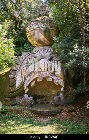 Statue de la tête de Proteus, fils de Neptune, le globe et le château sur son symolises la tête du château d'Orsini et son règne sur le monde, commission Banque D'Images