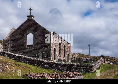 Péninsule de Assynt, ÉCOSSE - 7 juin 2012 sans toit : ruines de l'Église parlementaire avec petit cimetière et historique des pierres tombales. Brown-rougeâtre des pierres. Banque D'Images