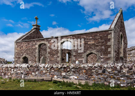 Péninsule de Assynt, ÉCOSSE - 7 juin 2012 : vue latérale sur les ruines de l'Église sans toit parlementaire avec petit cimetière et historique des pierres tombales. Brown- Banque D'Images