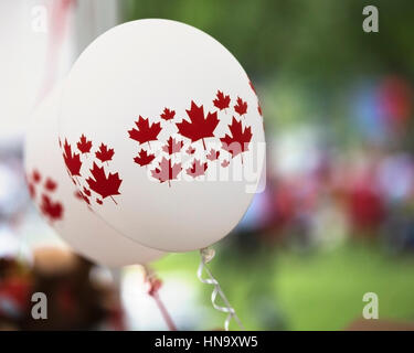 Feuilles d'érable sur la célébration de la fête du Canada à des ballons à Eau Claire, centre-ville de Calgary Banque D'Images