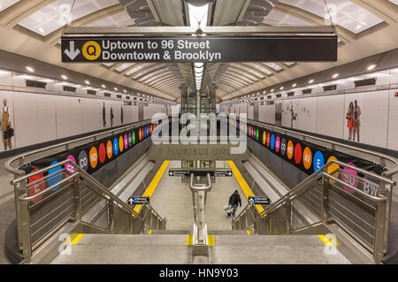 5 février 2017 : un escalier vers le bas pour la nouvelle plate-forme du train Q 72nd Street sur la deuxième ligne de métro Avenue, New York. Banque D'Images